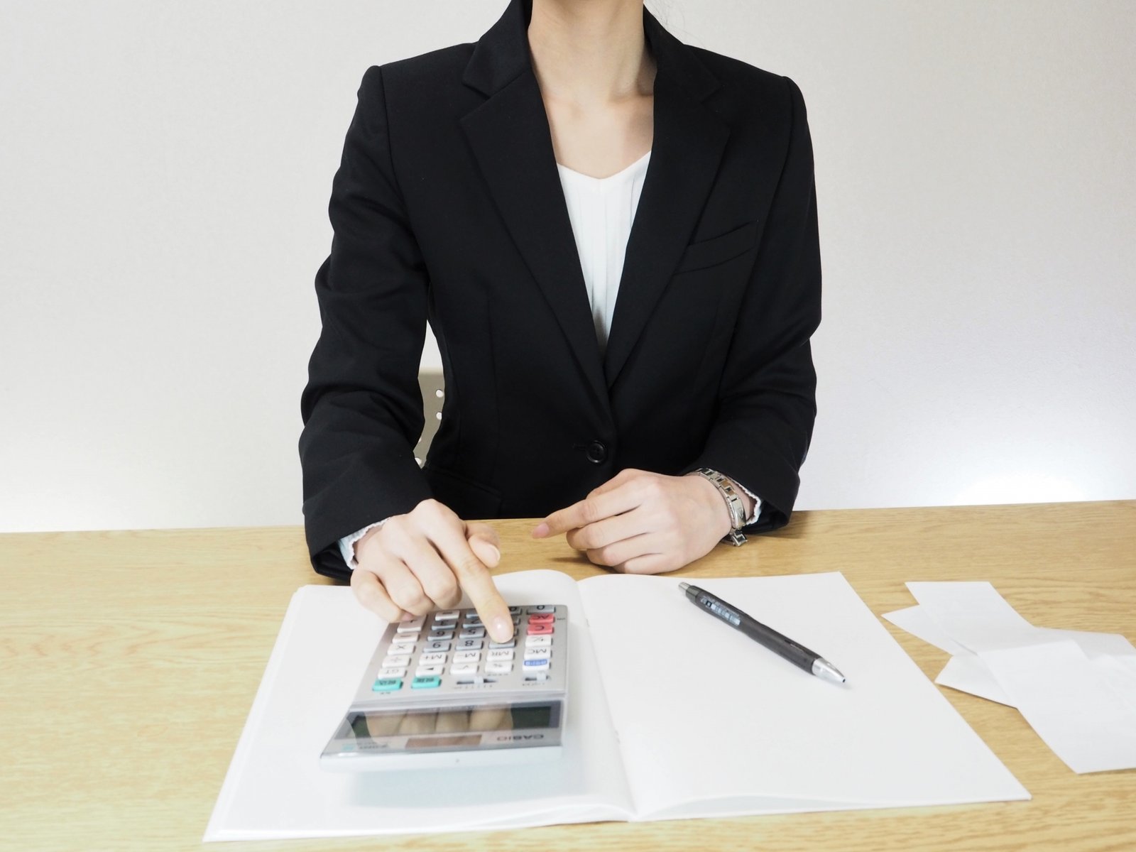 【2026年4月改定】車検の印紙代はいくら？車種別・申請方法別の金額一覧としくみを解説